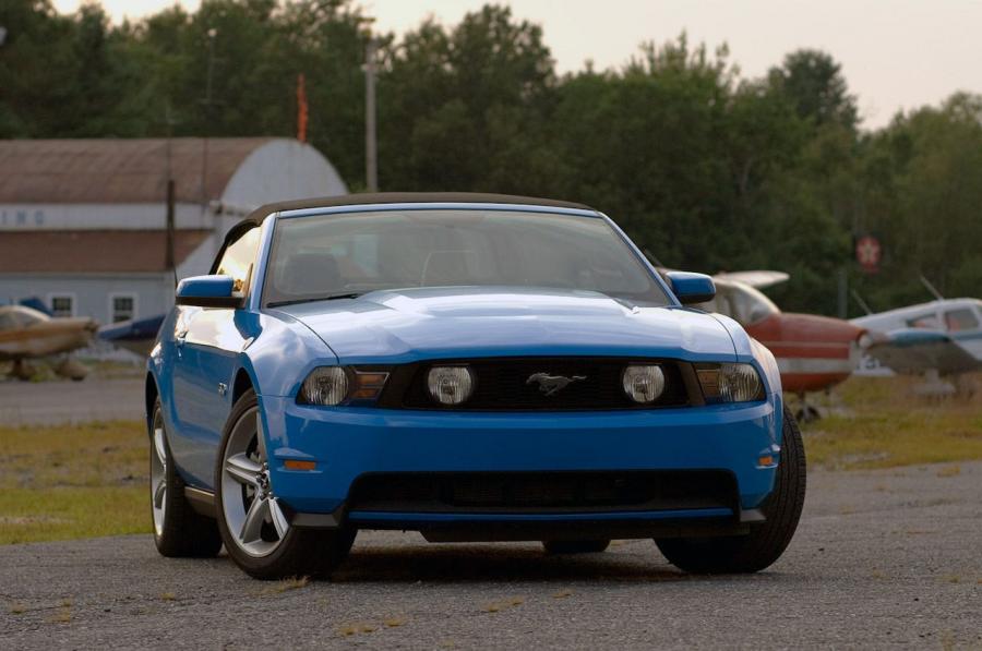  Ford Mustang GT Convertible 2011 года  (фото 30 из 47)